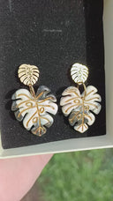 Boucles d'oreilles clous Monstera marbre blanc a