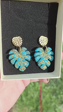 Boucles d'oreilles clous Monstera turquoise bleu
