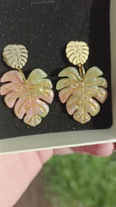 Boucles d'oreilles clous Monstera agate mousse rose b