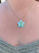 pendentif petite fleur bleu