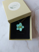pendentif petite fleur bleu