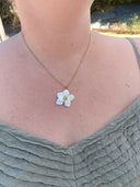 pendentif petite fleur blanche