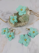 pendentif petite fleur bleu