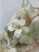 pendentif petite fleur blanche