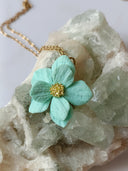 pendentif petite fleur bleu