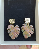 Boucles d'oreilles clous Monstera agate mousse rose a