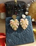 Boucles d'oreilles clous Monstera agate mousse rose a