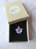 pendentif petite fleur lila