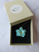 pendentif grande fleur bleu