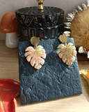 Boucles d'oreilles clous Monstera agate mousse rose b