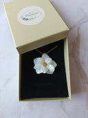 pendentif grande fleur blanche