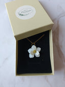 pendentif petite fleur blanche