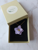 pendentif grande fleur lila
