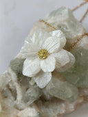 pendentif grande fleur blanche