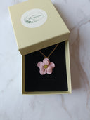pendentif petite fleur rose