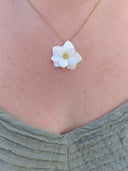 pendentif grande fleur blanche